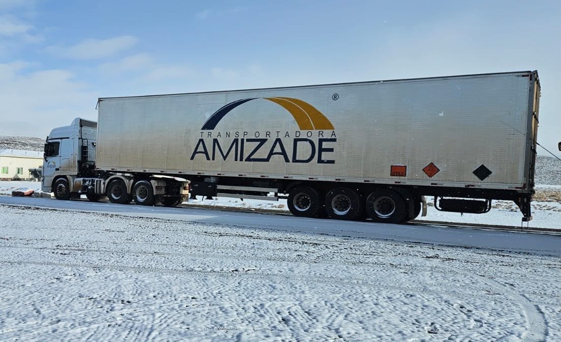 Carreta da Transportadora Amizade em rodovia coberta de neve