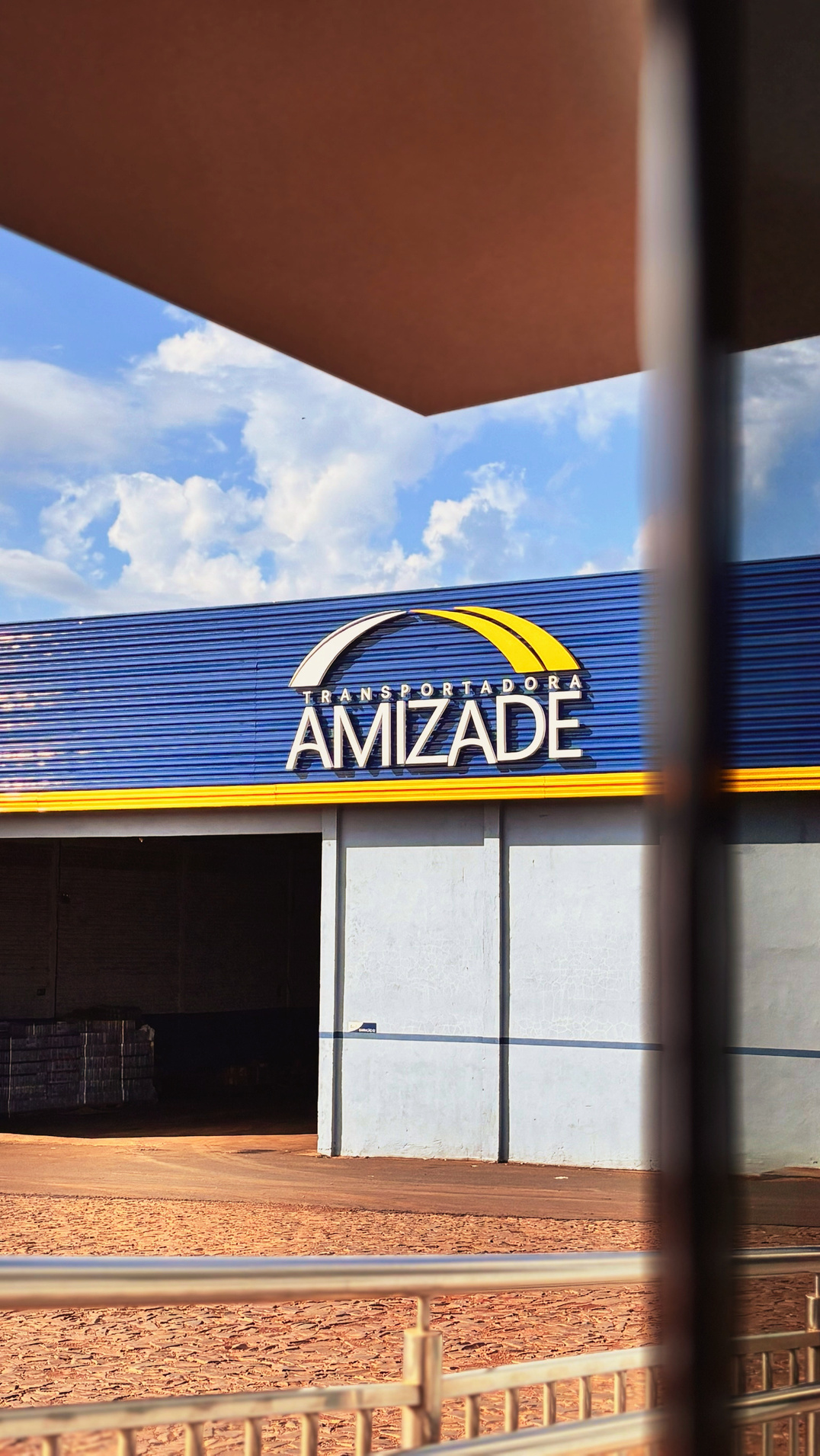 Fachada do armazém da Transportadora Amizade em Foz do Iguaçu